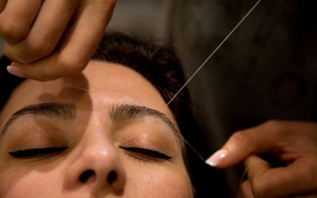 depilacion de cejas con hilo 