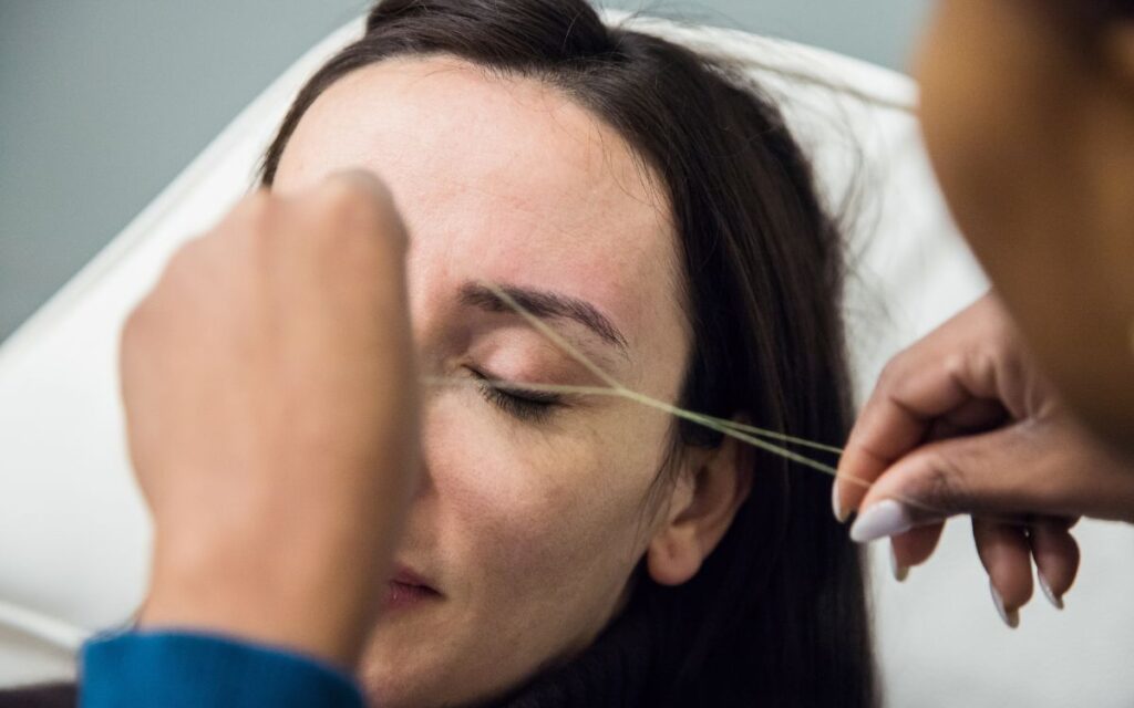depilación cejas con hilo