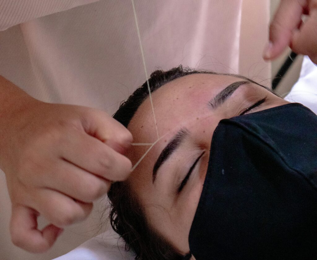 depilación de cejas con hilo en Villanueva de la Cañada